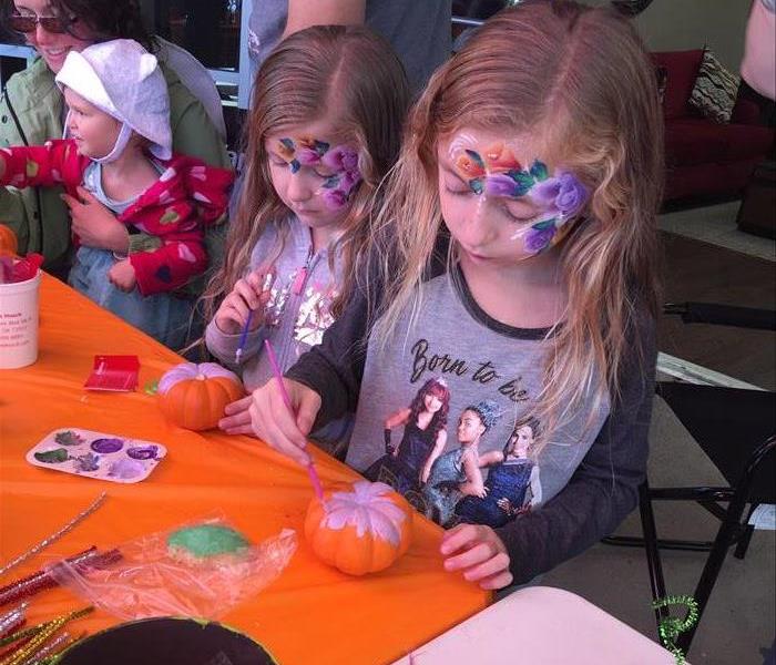 kids painting pumpkins