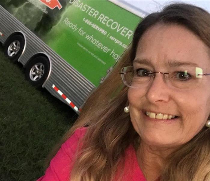 green trailer, lady in pink shirt